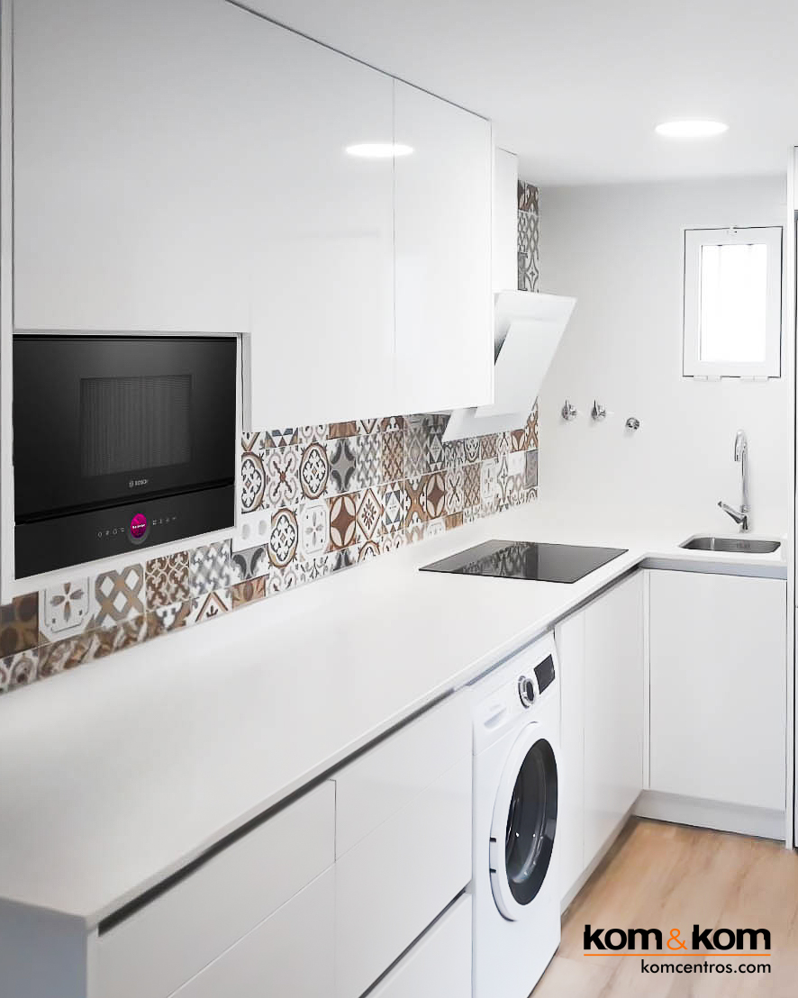 Cocina total white con salpicadero con azulejos estilo hidráulico